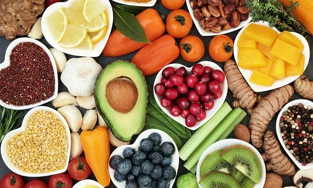 Mesa colorida com frutas, vegetais, grãos e sementes