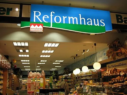 As lojas de alimentos saudáveis Reformhaus na Alemanha têm suas raízes históricas na nutrição alternativa do movimento Lebensreform.