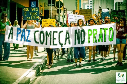Pessoas andando em uma quadra
Descrição gerada automaticamente com confiança média
