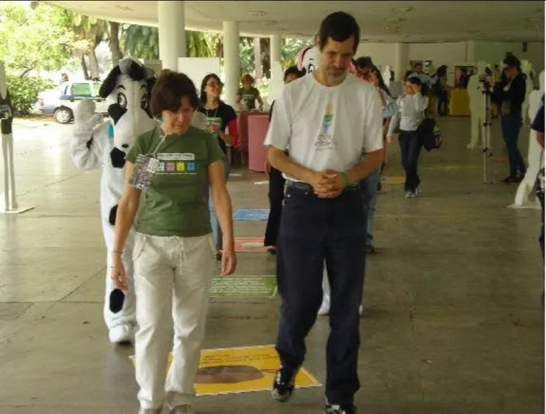 Grupo de pessoas em pé
Descrição gerada automaticamente